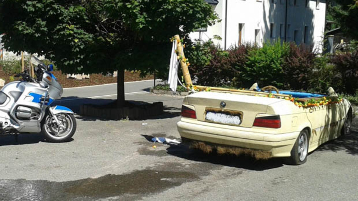 Polizei stoppt fahrenden Swimmingpool
