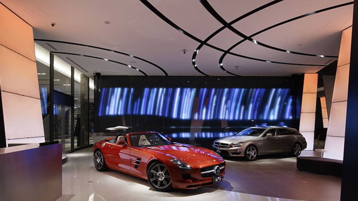 Kundenansprache: Neuer City Store von Mercedes Benz Latest Mercedes Benz clothing at the Mercedes Benz Shop