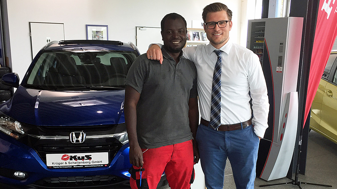 Mechatroniker Krüger und Schellenberg bildet Flüchtling aus autohaus.de