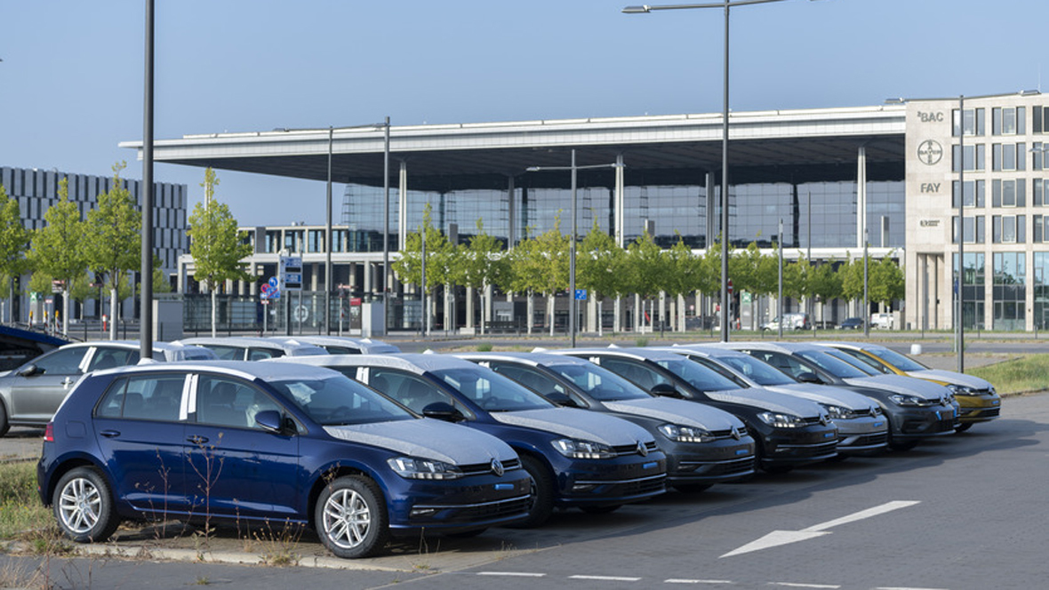 Со стоянки. Стоянка завода Фольксваген. Парковка завода Mercedes. Владелец завода Фольксваген. Парковка завода Фольксваген.